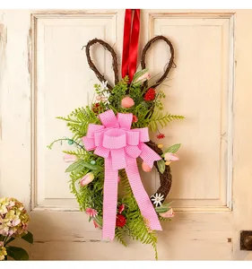 Dettaglio ghirlanda pasquale a forma di coniglio con fiocco a quadretti rosa e tulipani.