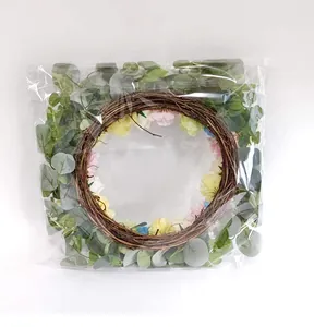 Détail d'une couronne de fleurs de printemps artificielles sous emballage en plastique