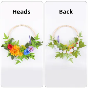 Vues avant et arrière d'une couronne de fleurs avec perles de bois et fleurs colorées