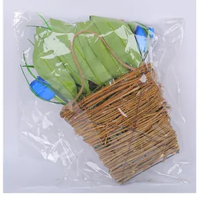 Tulipanes azules patrióticos en cesta de mimbre tejida en envase de plástico transparente.