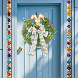 Couronne de Pâques en bois avec lapin et nœud à carreaux pour déco de porte festive.