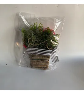 Dettaglio di un cesto di fiori primaverili artificiali in una confezione di plastica trasparente