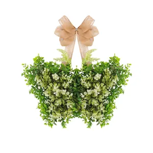 Corona de hojas verdes con forma de mariposa y lazo de arpillera para decoración floral
