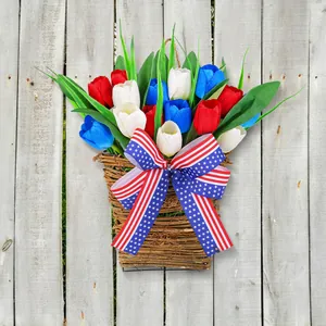 Corona de tulipanes patrióticos en rojo blanco azul con lazo de bandera americana decorativa