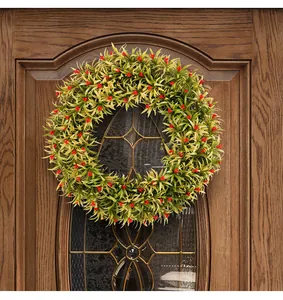 Corona de bayas de primavera artificial colgada en una puerta de madera clásica