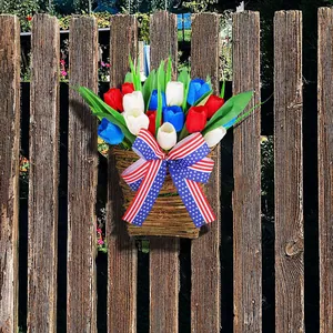 Decoración de pared de tulipanes patrióticos en cesta de mimbre con lazo bandera de EE. UU.