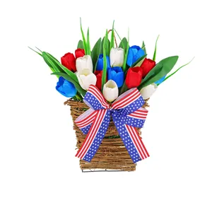 Decoración de pared patriótica con tulipanes rojo blanco azul y lazo de bandera