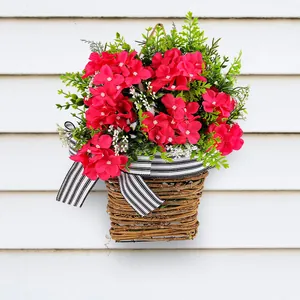 Cesto di fiori artificiali rosa vibrante con nastro a righe per decorazione porta