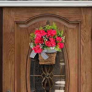 Cesto di fiori primaverili rosa vivace per la decorazione di patio e porta d'ingresso