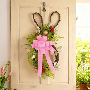 Ghirlanda di Pasqua a forma di coniglio con fiocco a scacchi rosa e tulipani su porta