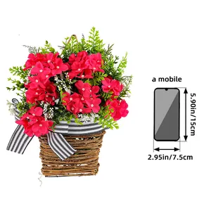 Cesto di fiori primaverili artificiali con boccioli rosa per decorazione murale esterna.