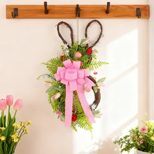 Corona pasquale a forma di coniglio con fiocco a quadretti rosa e fiori artificiali
