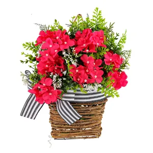 Cesto di gerani artificiali rosa vibrante con fiocco a righe per decorazione giardino.