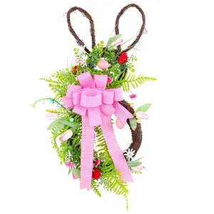 Ghirlanda di coniglietto pasquale con fiocco a quadretti rosa e fiori artificiali