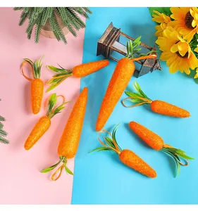 Vista detallada de zanahorias de Pascua artificiales con textura naranja y hojas verdes