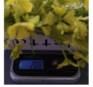 Detailed view showing the 208g weight measurement of the yellow spring floral wreath