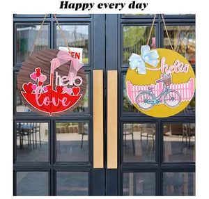 Details van romantische houten deurhangers voor Valentijnsdag met paraplu- en fietsdesign