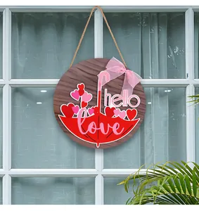 Rond houten bord voor Valentijnsdag met rode hartjesparaplu en roze strik decoratie item