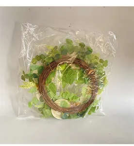 Ghirlanda primaverile di foglie verdi artificiali con base di vite in confezione plastica