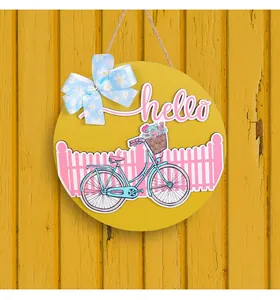 Rustieke houten deurhanger met 'hello' tekst, een fiets en strik met madeliefjespatroon