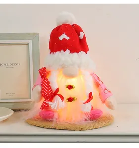 Detail eines leuchtenden Valentinstags-Zwergs mit roter Herz-Strickmütze und Licht