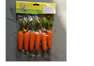 Detalle de seis decoraciones de zanahorias de Pascua artificiales en bolsa de plástico