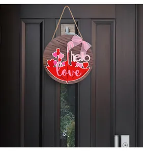 Houten Valentijnsdag deurbordje met hartjesparaplu ontwerp hangend aan een deur