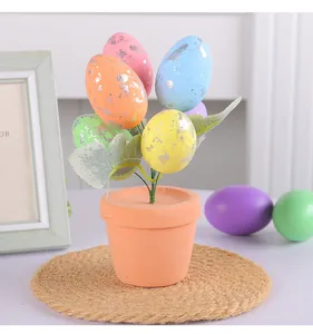 Bunte gefleckte Ostereier im Topf auf einer Jutematte für die festliche Tischdekoration.