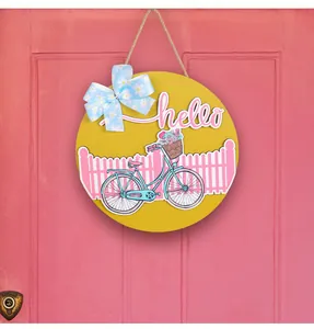 Detailopname van een kleurrijke houten deurhanger met een fiets en een hello-teken