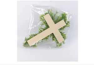 Decorazione porta ghirlanda di gigli croce pasquale in busta di plastica trasparente