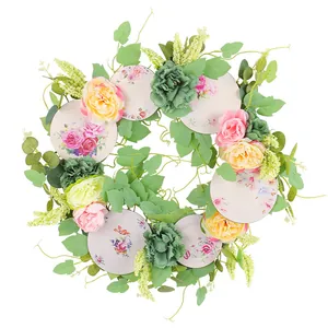 Ghirlanda floreale primaverile con rose rosa e piatti decorativi per la porta d'ingresso