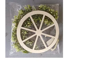 Gedetailleerde weergave van houten wielkrans en groene kunstbladeren in verpakking