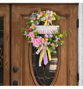 Vue détaillée d'une couronne de fleurs de printemps avec panneau hello SPRING et rubans