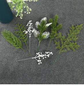 Gedetailleerde collectie kunstmatige kerstgroen takken voor DIY kransen en decoratie