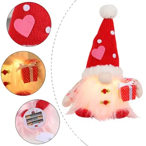 Valentinstag schöne leuchtende Zwerg Puppe mit Herz Strickmütze Heimdekoration