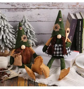 Detailansicht handgefertigter Kaffee-Gnome mit langen Beinen und grünen spitzen Hüten