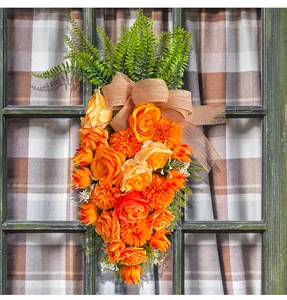 Gedetailleerd beeld van een kunstmatige paaskrans in wortelvorm met oranje bloemen