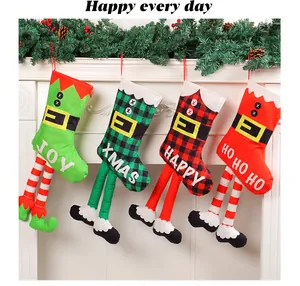 Set di quattro calze di Natale creative a gambe lunghe con decorazioni festive