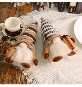 Dos gnomos decorativos con temática de café, gorros de punto y barbas de peluche