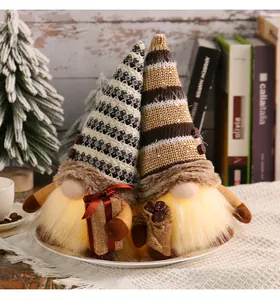 Gnomos de café de peluche luminosos con gorros de punto a rayas y barbas de pelo