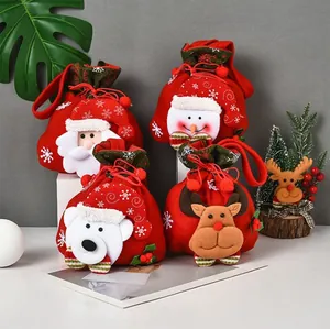 Detalle de cuatro bolsas de regalo de Navidad de felpa roja en 3D con dibujos animados