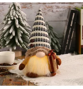 Primer plano de un gnomo navideño festivo con barba luminosa y gorro de punto marrón