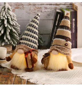 Detalle de gnomos de café luminosos con gorros de punto y largas barbes blancas