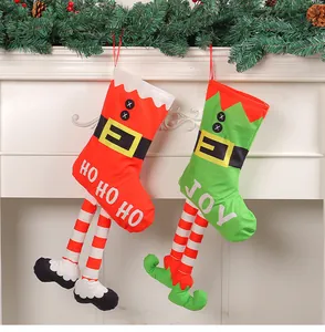 Vista dettagliata di calze di Natale creative a gamba lunga per decorazioni festive