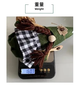 Detailaufnahme einer Kaffee-Zwergpuppe auf einer Digitalwaage mit einem Gewicht von 160,7 g