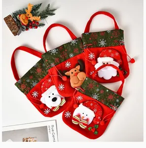 Vista detallada de cuatro coloridas bolsas de regalo de Navidad en 3D con dibujos