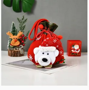 Detalle del oso polar de peluche 3D en una bolsa de regalo de Navidad con cordón