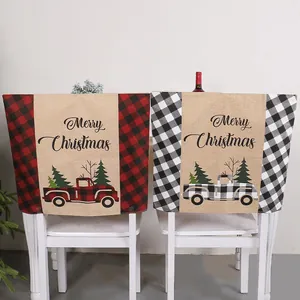 Set aus weihnachtlichen Jute-Stuhlbezügen mit Karomuster und festlichem LKW-Design