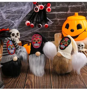Vista dettagliata di tre gnomi di Halloween con toppe a forma di teschio e lunghe barbe di pelo.