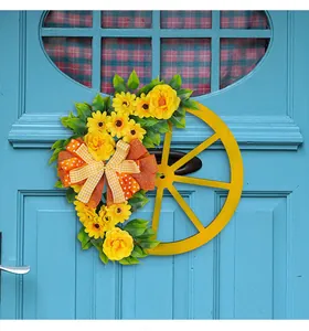 Detailansicht eines Frühlings-Wagenradkranzes mit gelben Blumen und dekorativer Schleife.